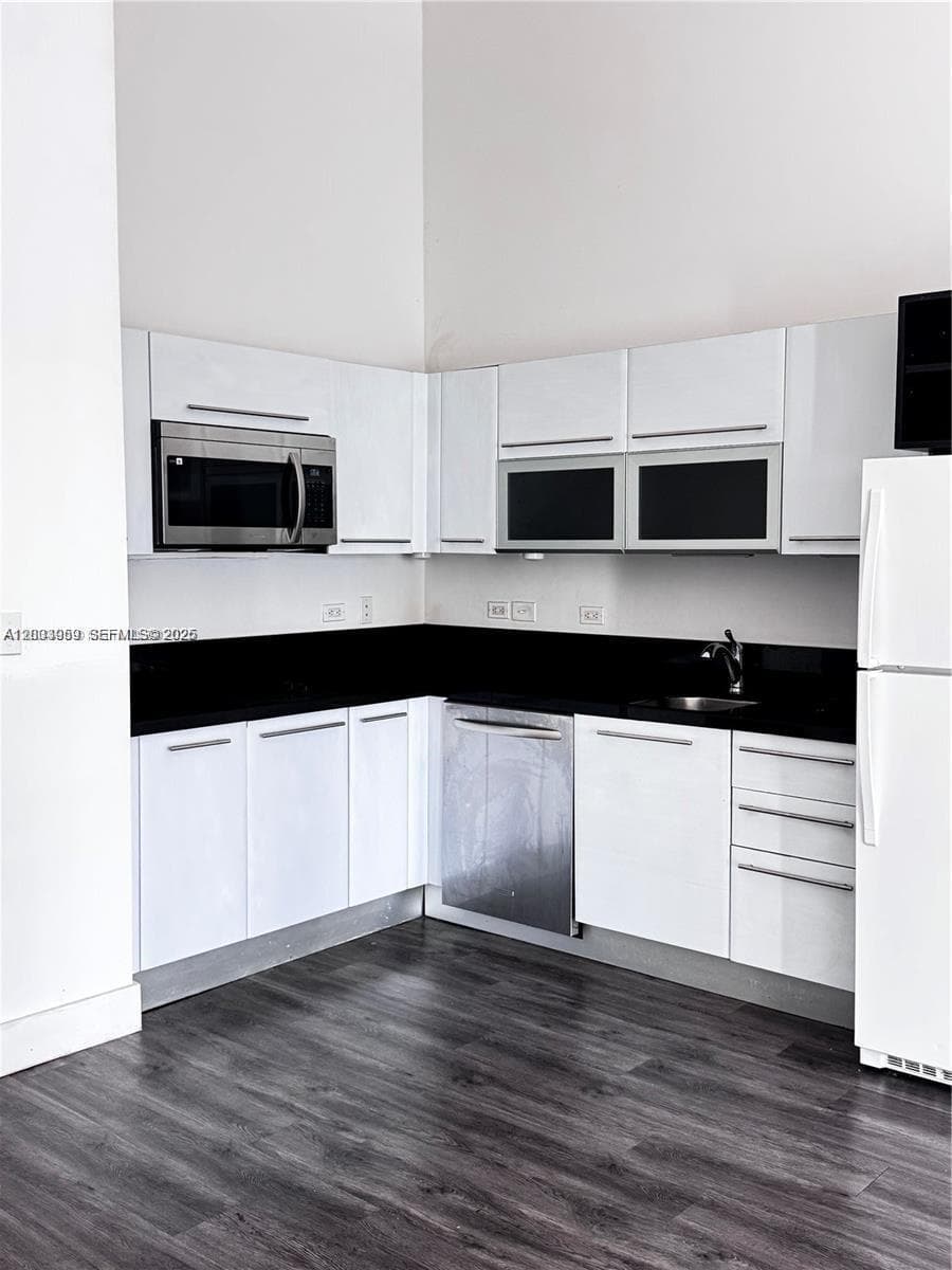 244 Biscayne # 247, Miami FL 33132 — 4