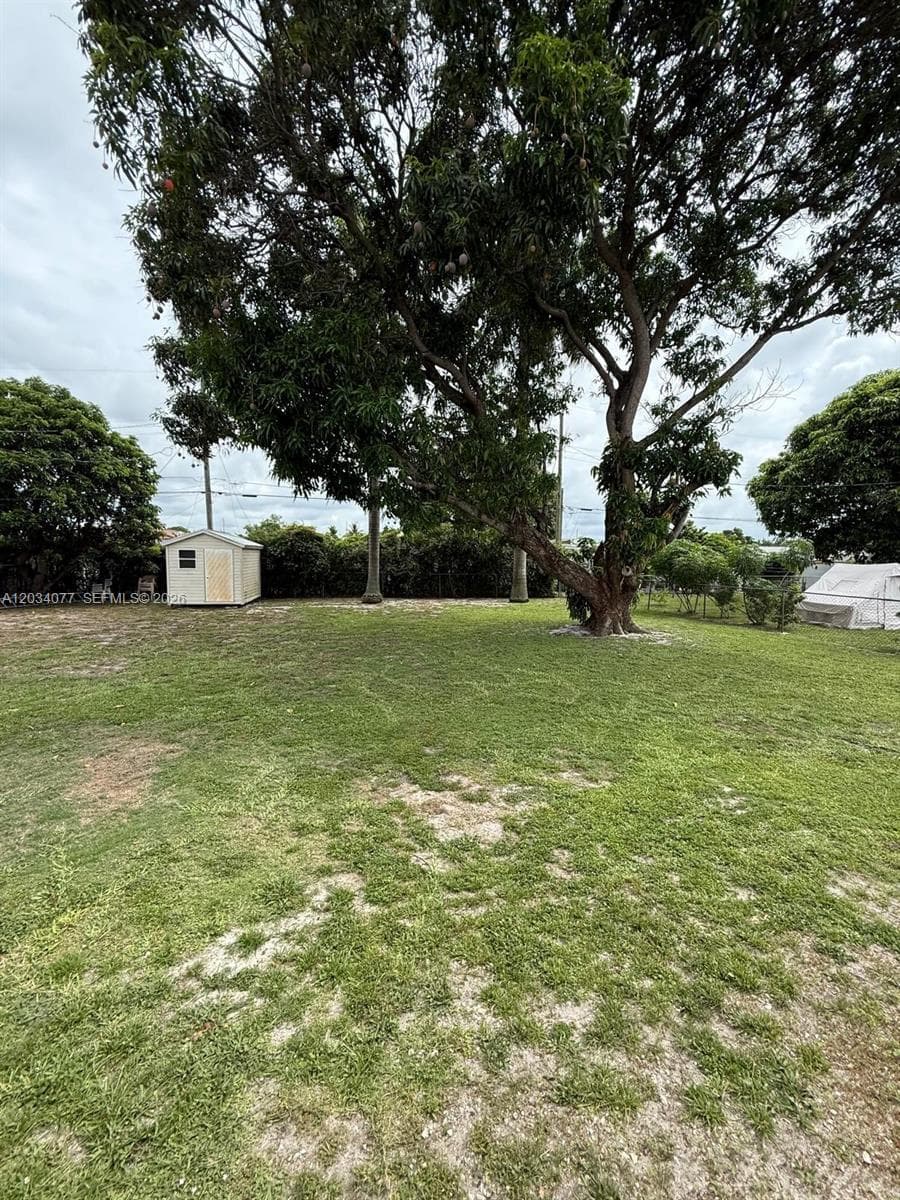 521 E 33rd St, Hialeah FL 33013 — 25