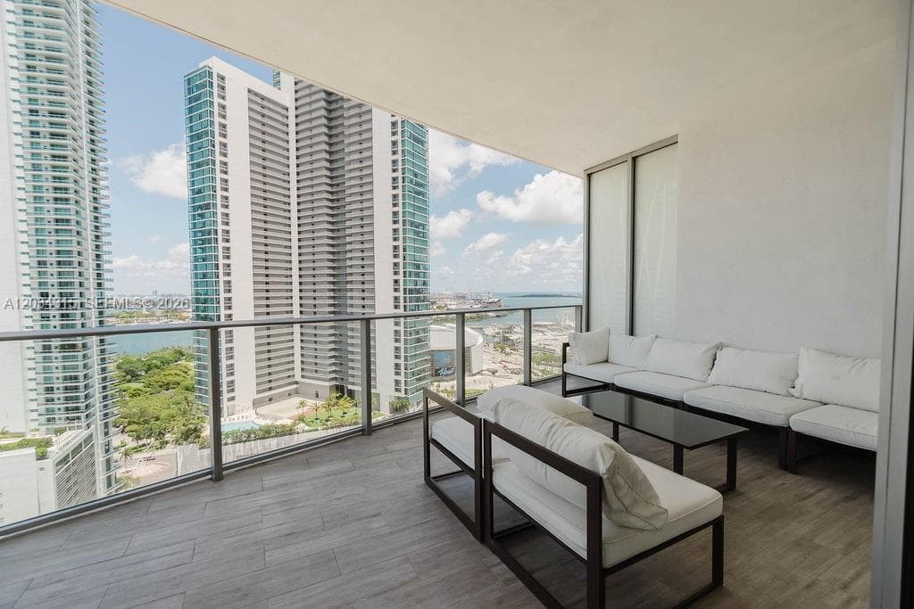 Paramount Miami Worldcent, Miami, FL — 32