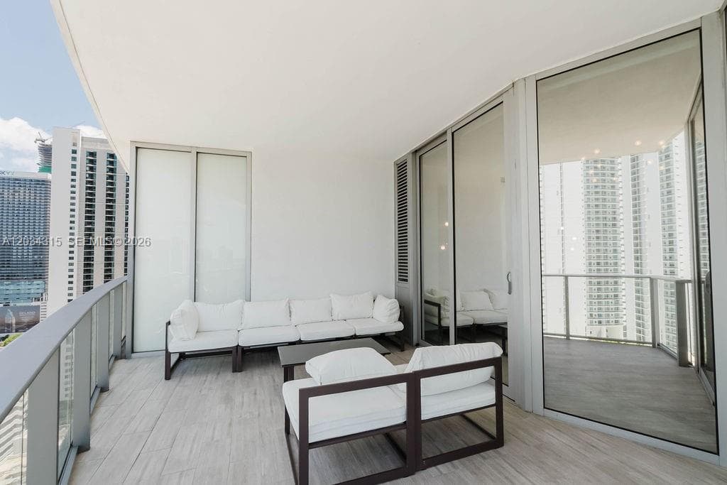 Paramount Miami Worldcent, Miami, FL — 34