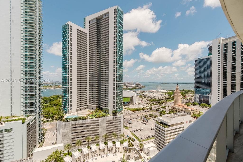 Paramount Miami Worldcent, Miami, FL — 33