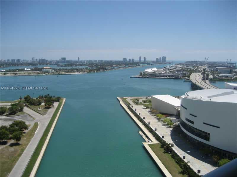888 Biscayne Blvd # 3310, Miami FL 33132 — 1