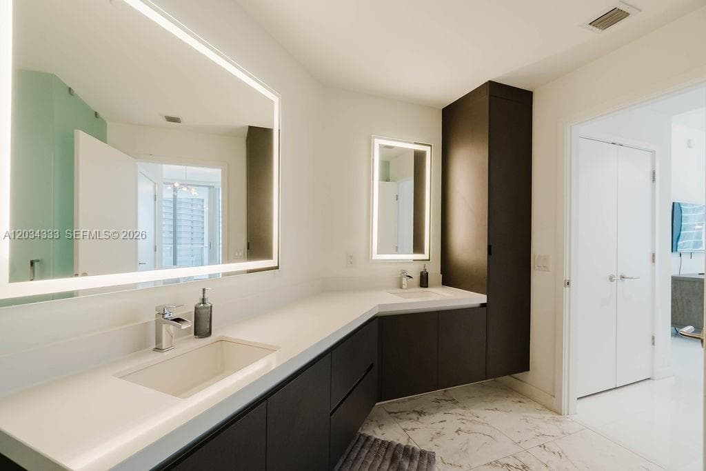 851 NE 1st Ave # 2303, Miami FL 33132 — 22