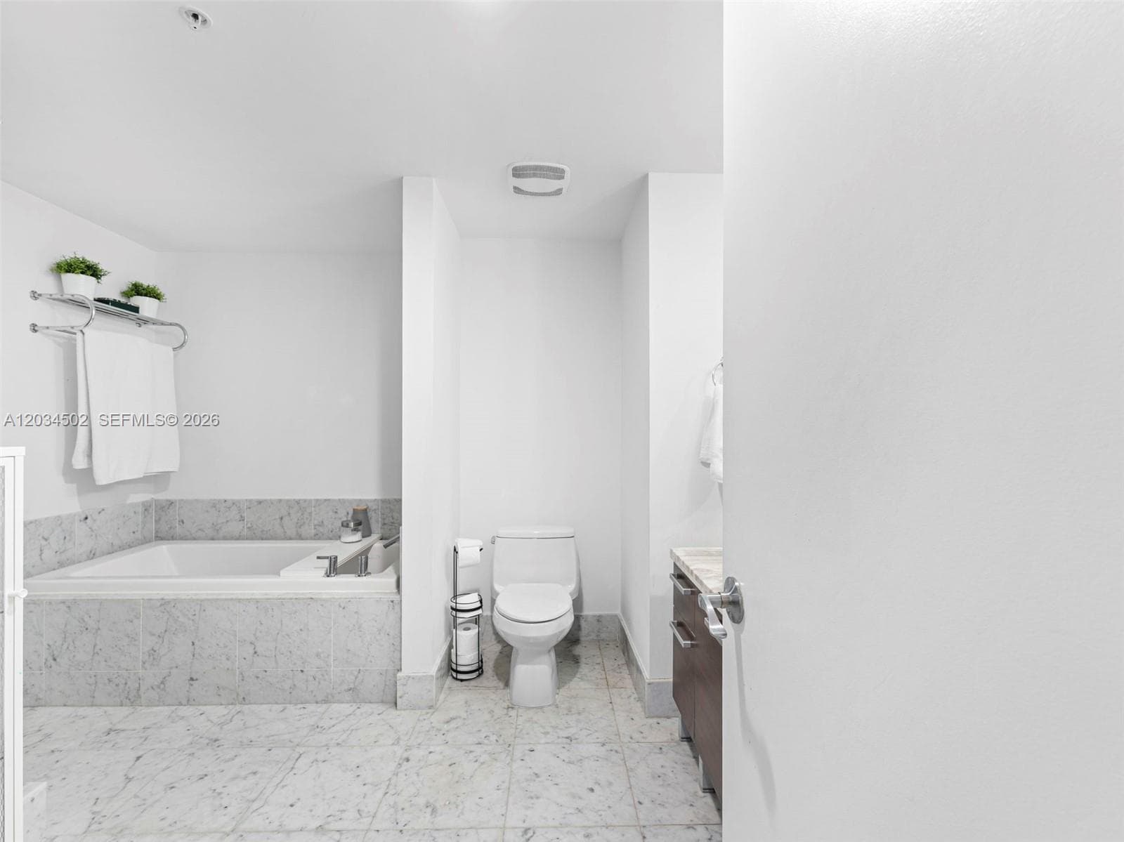 253 NE 2nd St # 1801, Miami FL 33132 — 21