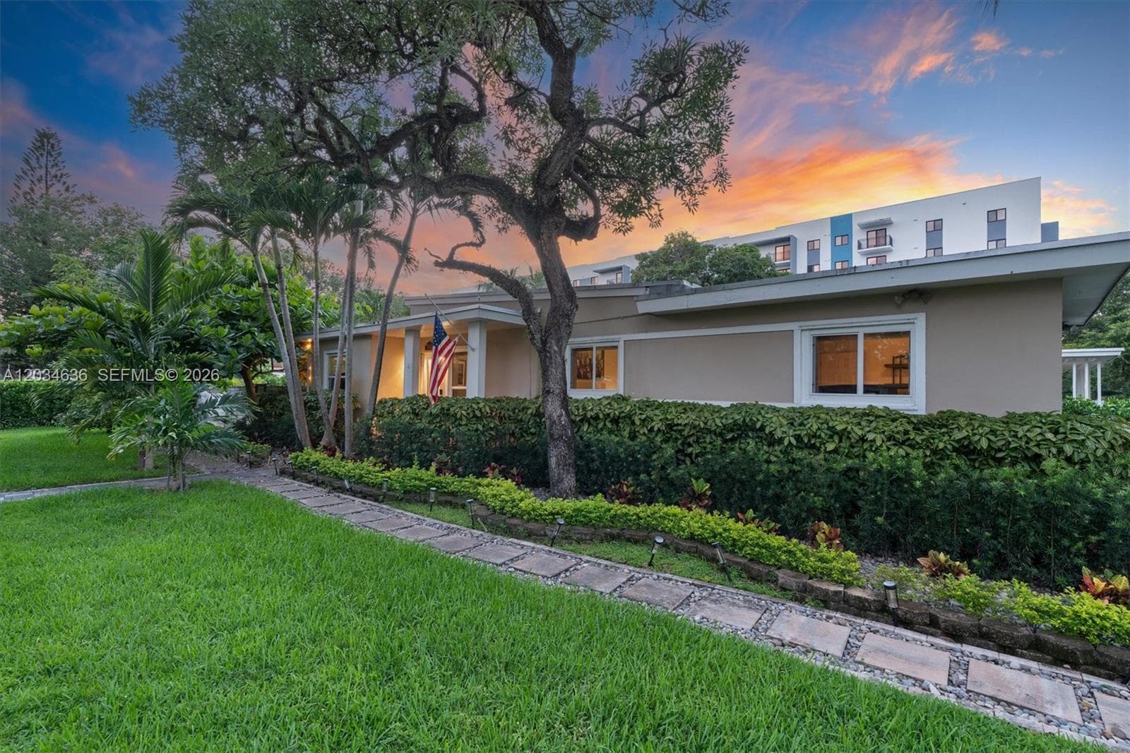 895 NE 129th St, North Miami FL 33161 — 32