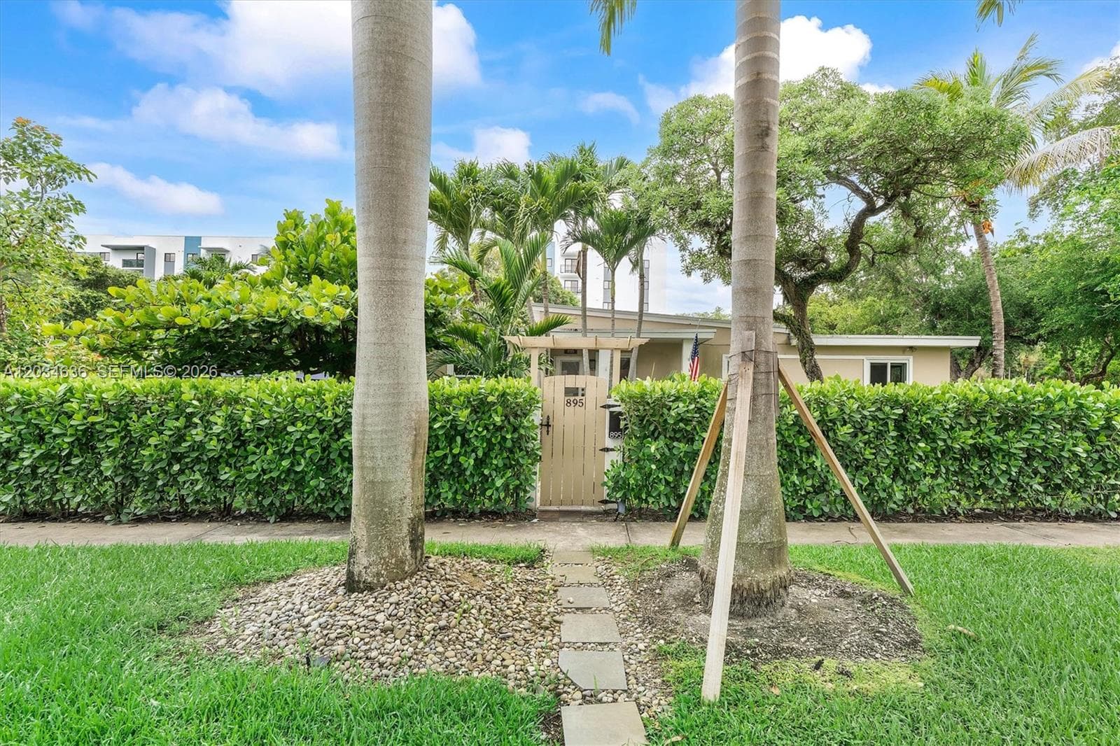 895 NE 129th St, North Miami FL 33161 — 14