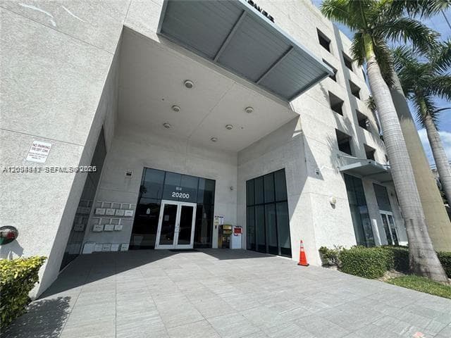 20200 W Dixie Hwy # 1008, Miami FL 33180 — 25