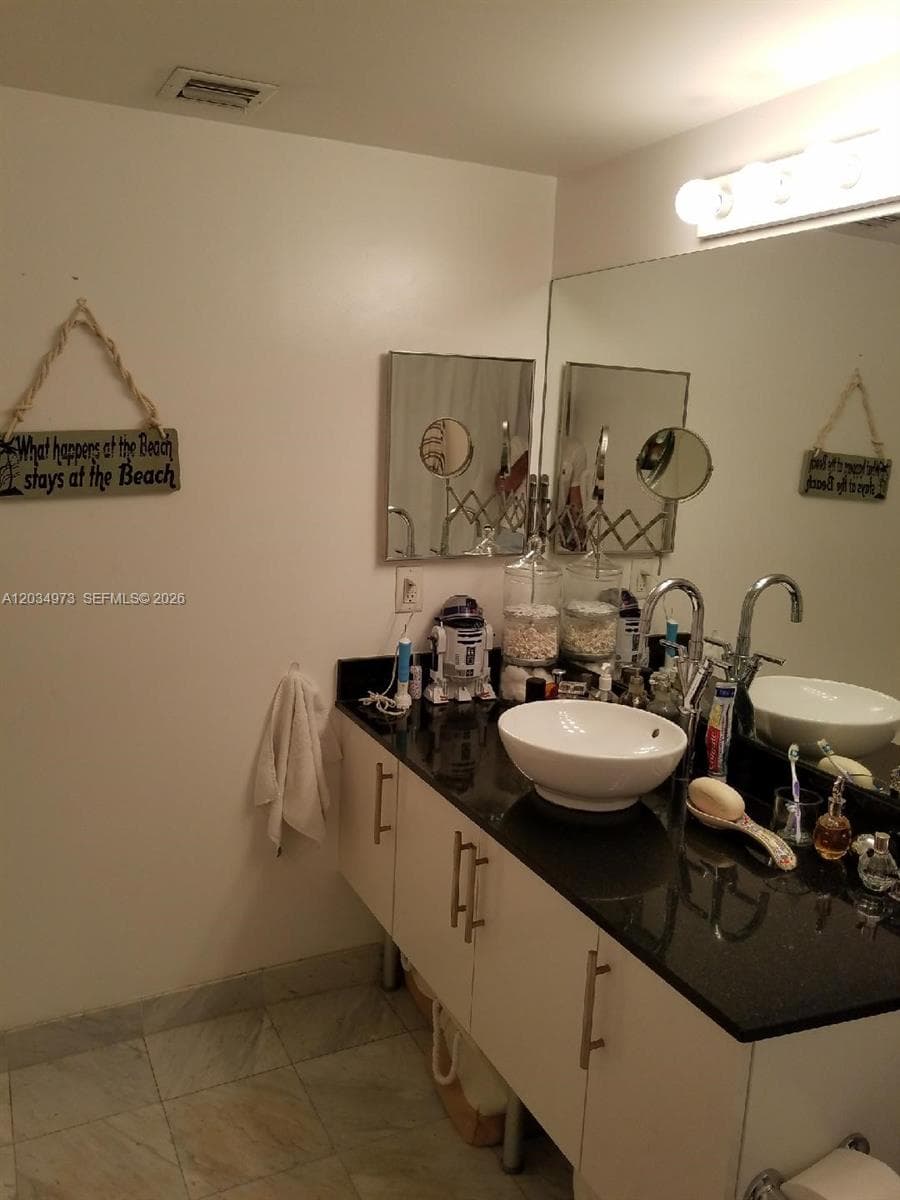 31 SE 5th St # 2205, Miami FL 33131 — 12