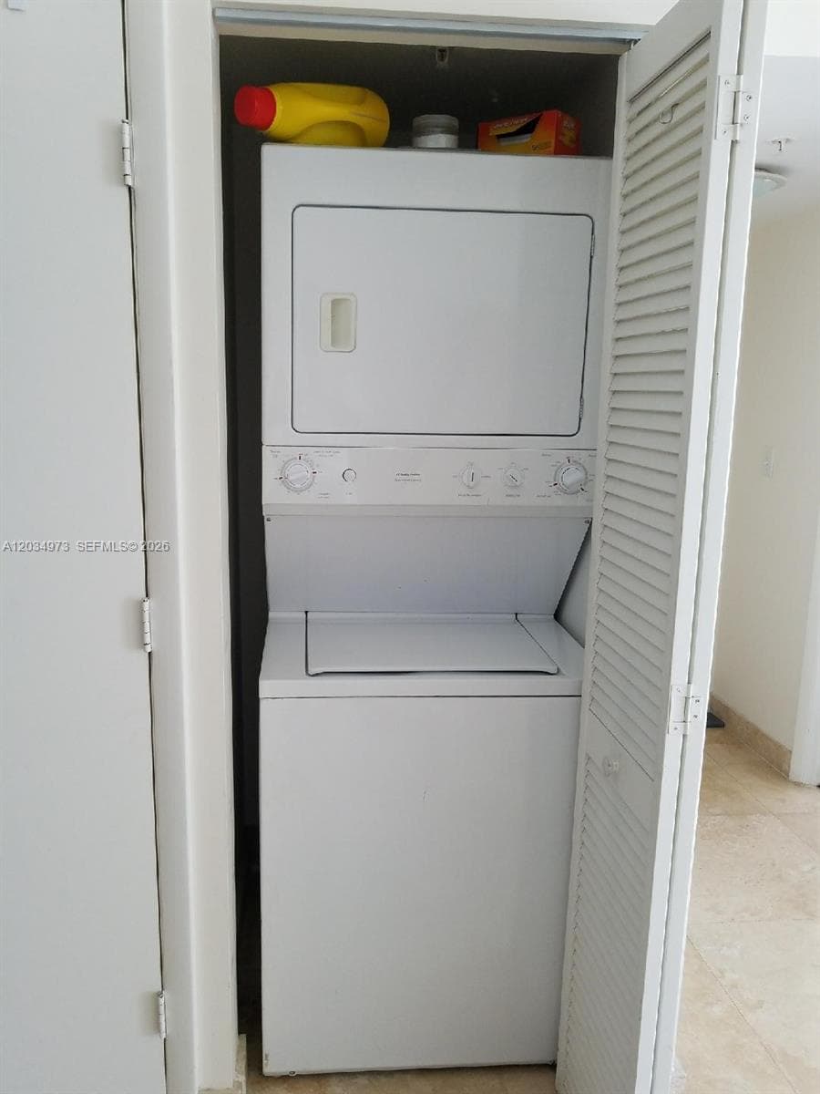 31 SE 5th St # 2205, Miami FL 33131 — 11