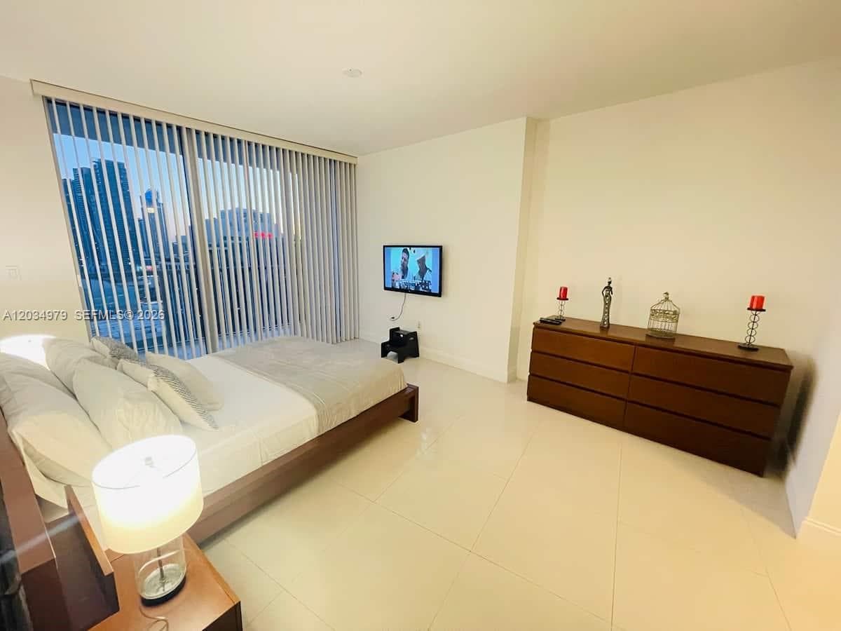 1750 N Bayshore Dr # 3010, Miami FL 33132 — 20