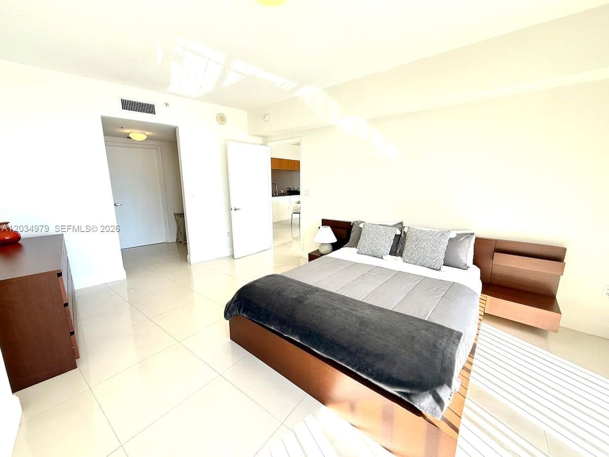 1750 N Bayshore Dr # 3010, Miami FL 33132 — 24