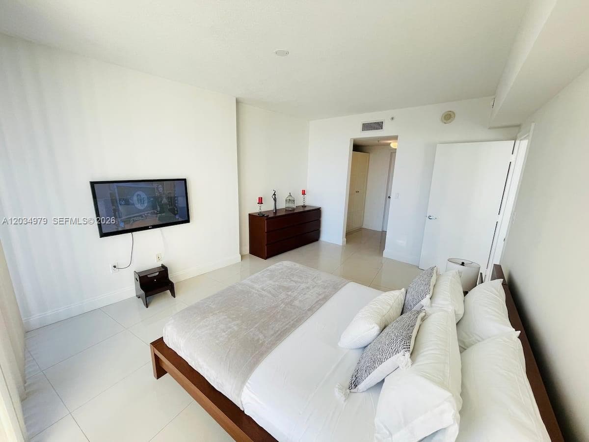 1750 N Bayshore Dr # 3010, Miami FL 33132 — 19