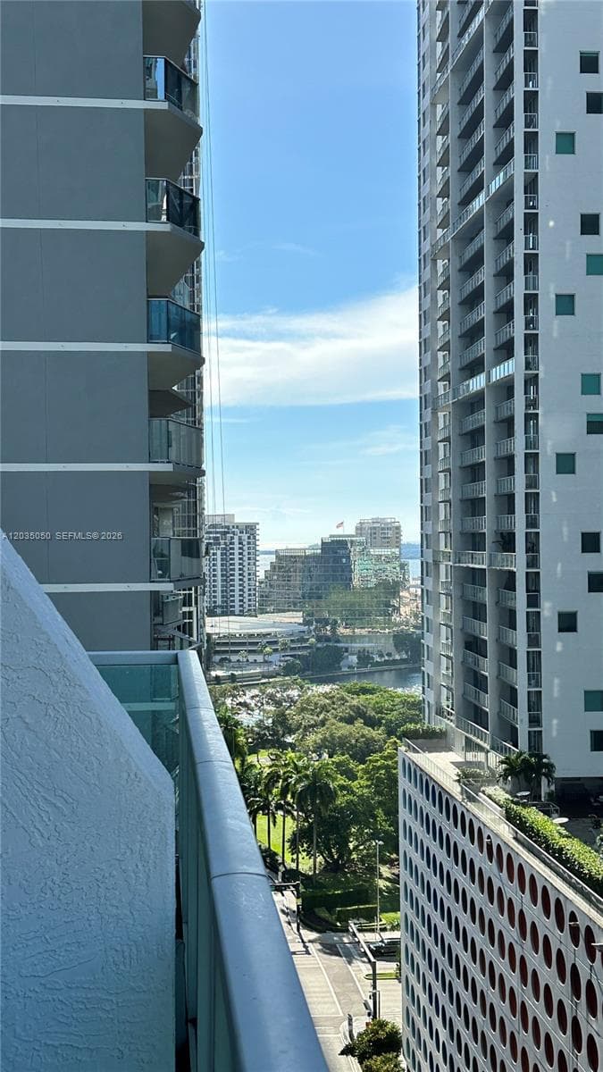 41 SE 5th St # 1104, Miami FL 33131 — 17