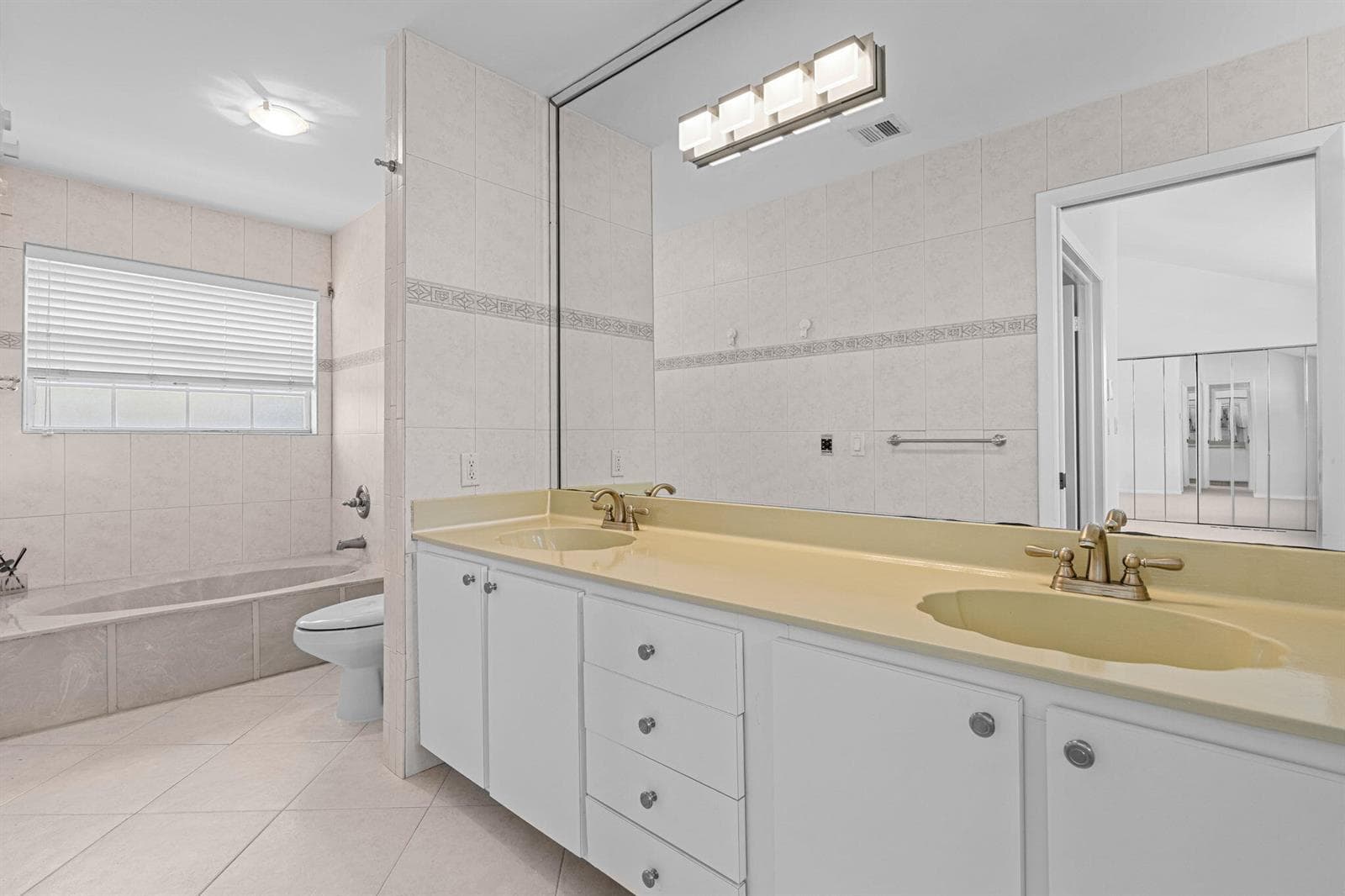 4825 NW 98th Place, Doral FL 33178 — 35