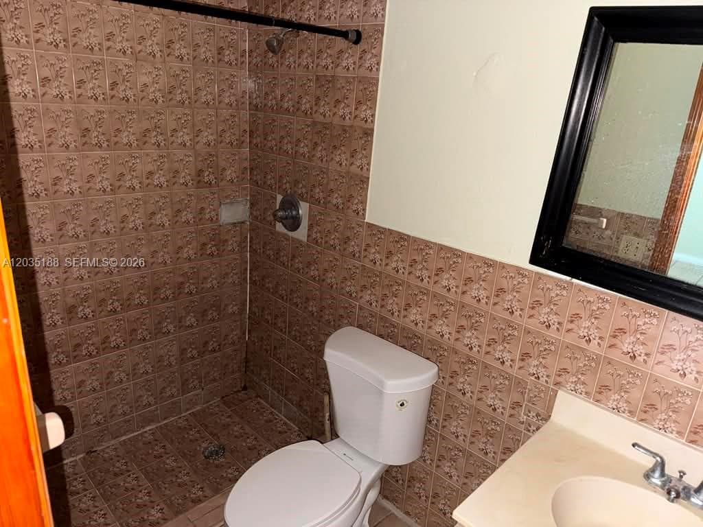 6055 W 19th Ave # 305, Hialeah FL 33012 — 6