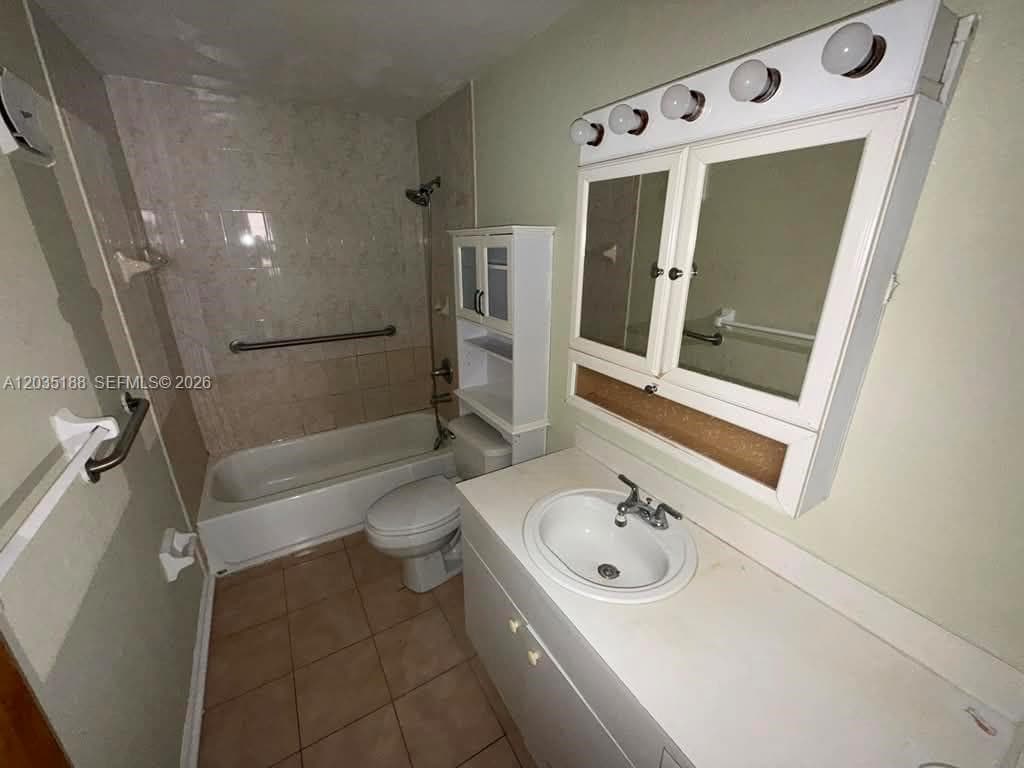 6055 W 19th Ave # 305, Hialeah FL 33012 — 7