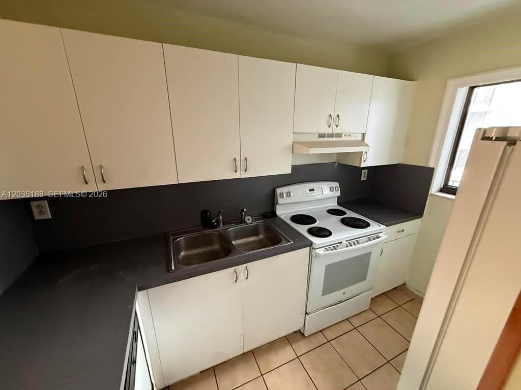 6055 W 19th Ave # 305, Hialeah FL 33012 — 3